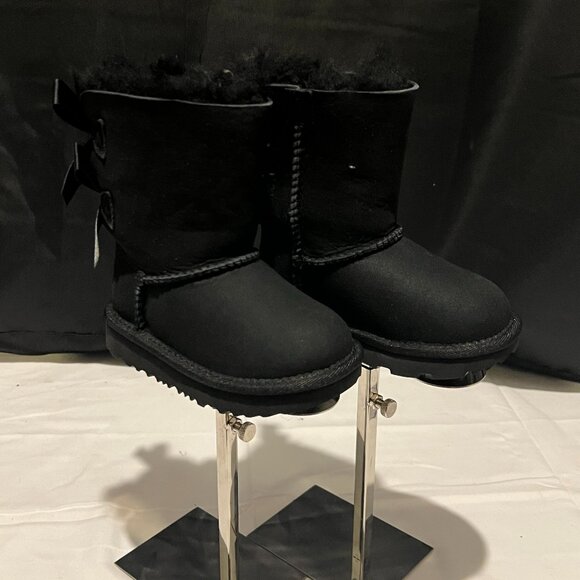 Ugg Boots - NEW IN BOX - FREE SHIPPING - Picture 2 of 3